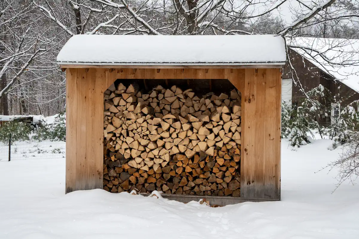 Voici comment bien stocker son bois de chauffage pour l'hiver