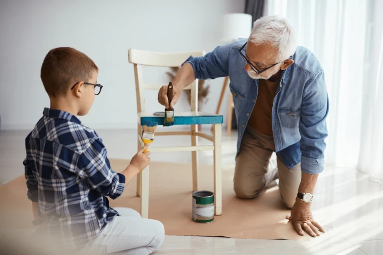 Voici comment bien préparer des chaises en bois avant peinture