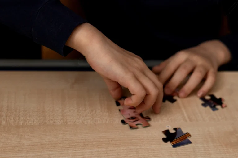 Voici comment coller un puzzle sur une planche en bois sans l'abîmer