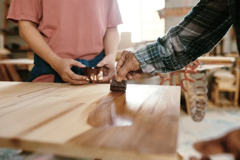 Voici comment entretenir efficacement vos bois durs