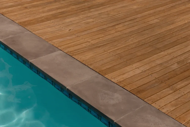 Voici comment faire une margelle de piscine en bois sans se ruiner