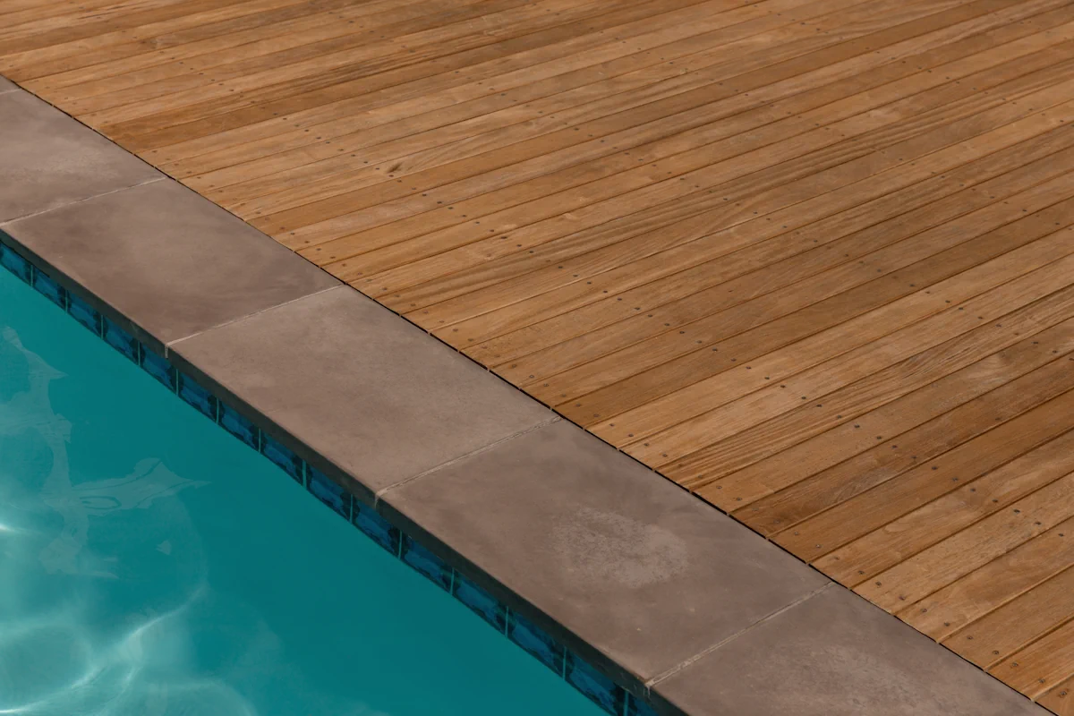 Comment faire une margelle de piscine en bois sans se ruiner ?
