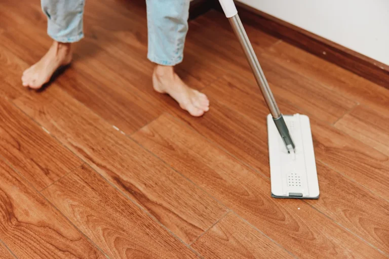 Voici comment nettoyer un parquet en bois sans l'abîmer