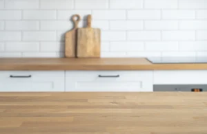 Voici comment nettoyer un plan de travail en bois sans l'abîmer