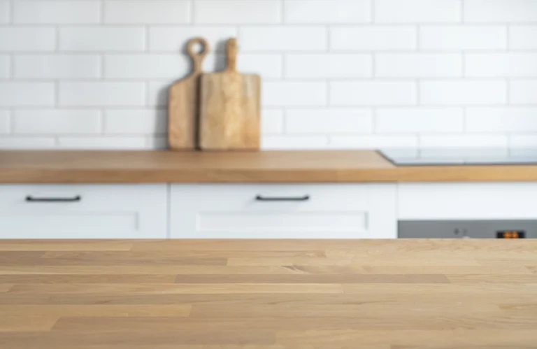 Voici comment nettoyer un plan de travail en bois sans l'abîmer