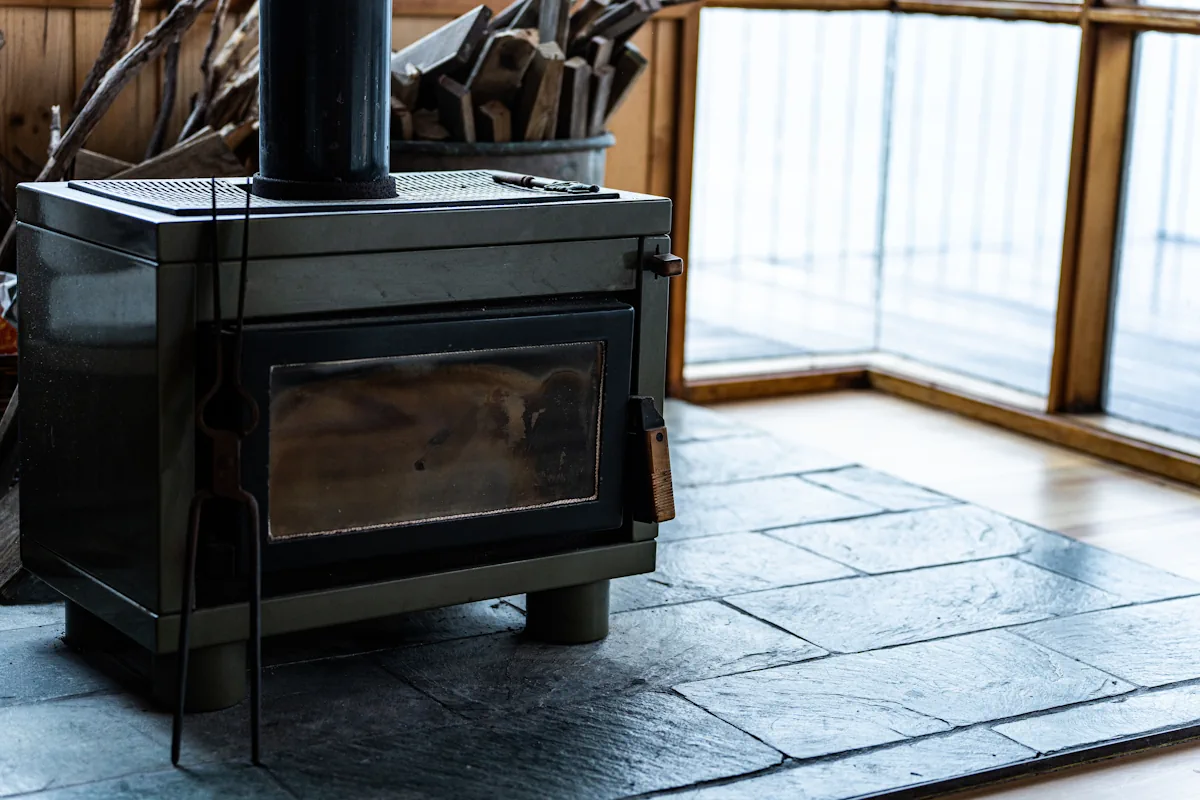 Comment nettoyer une vitre de poêle à bois très encrassée ?