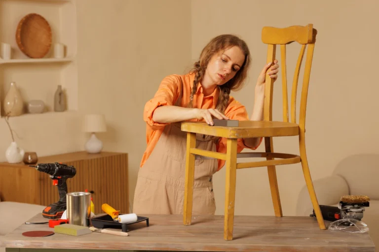 Voici comment rénover un meuble en bois abîmé facilement