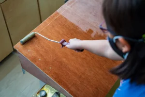 Voici comment décaper votre meuble en vernis en bois efficacement