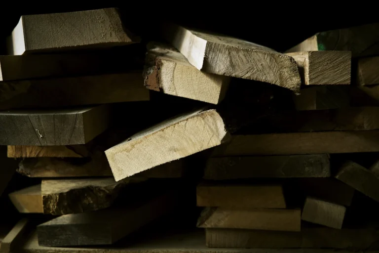 Voici quel bois résiste le mieux aux chocs et à l'usure