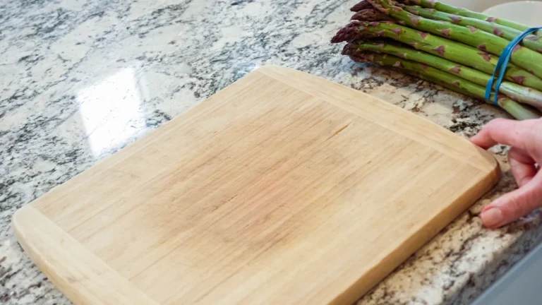 Voici comment nettoyer votre planche à découper en bois sans produits chimiques