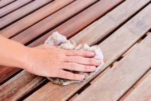 Voici quel produit naturel utiliser pour nettoyer vos meubles en bois