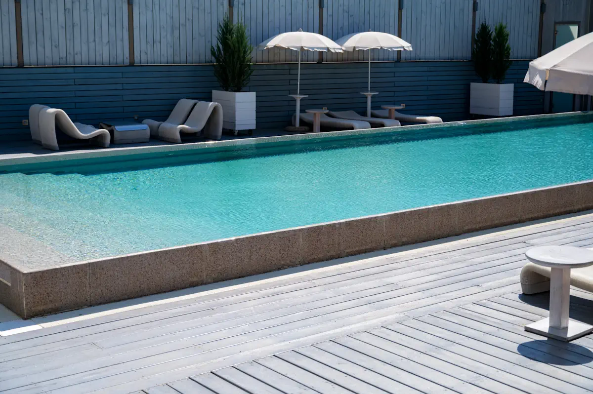 Quel bois choisir autour de votre piscine ?