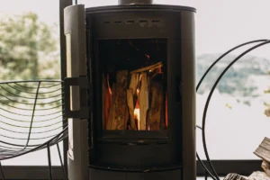 Voici quel parement choisir derrière votre poêle à bois