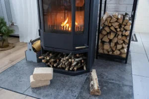 Voici quelle longueur de bûches choisir pour votre poêle