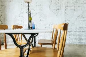 Voici quelles chaises choisir avec votre table en bois ancienne