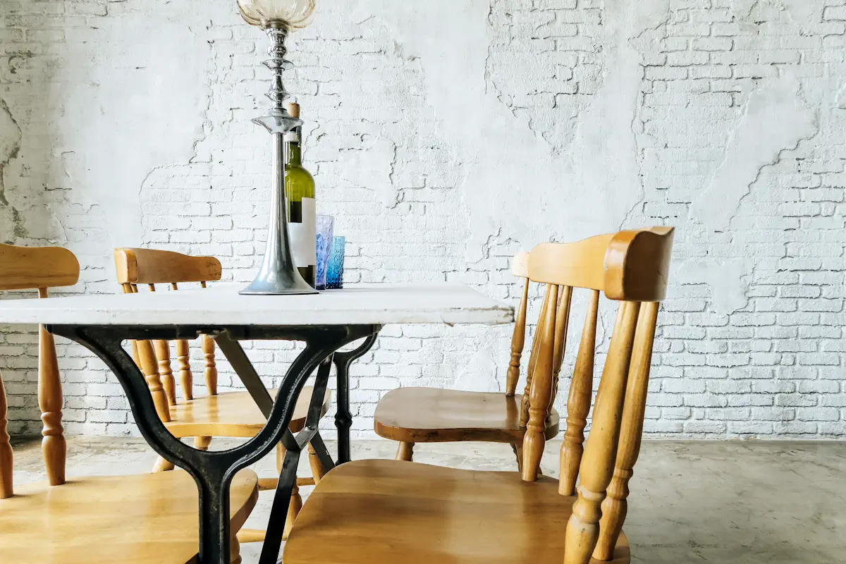 Quelles chaises choisir avec votre table en bois ancienne ?