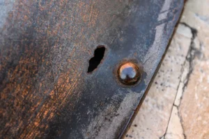Voici comment reboucher facilement les gros trous dans le bois extérieur