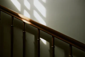 Voici comment nettoyer les rampes d'escaliers qui collent