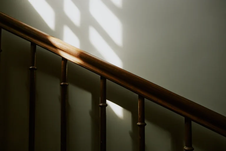 Voici comment nettoyer les rampes d'escaliers qui collent