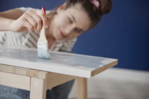 Voici comment peindre une table en bois comme un professionnel