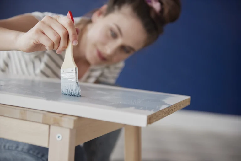 Voici comment peindre une table en bois comme un professionnel