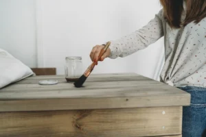 Voici comment vitrifier une table en bois sans faire d'erreur