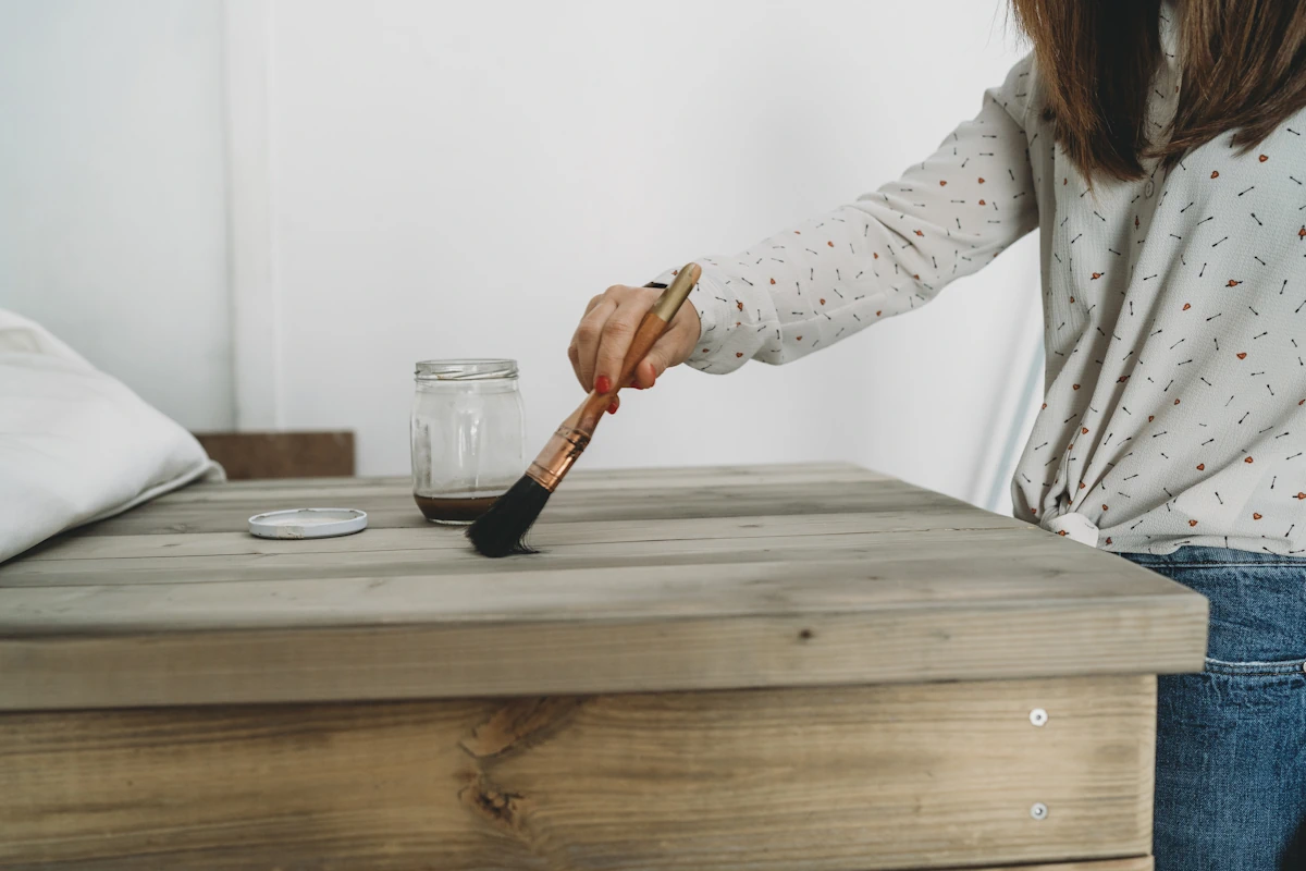 Comment vitrifier une table en bois sans faire d’erreur ?