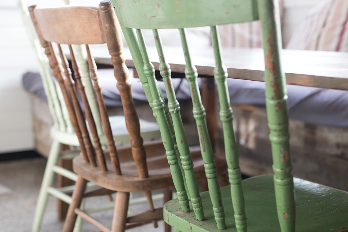 De quelle couleur peindre des chaises en bois pour transformer votre intérieur ?