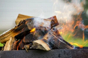 Voici pourquoi votre bois noircit-il sans brûler dans le poêle