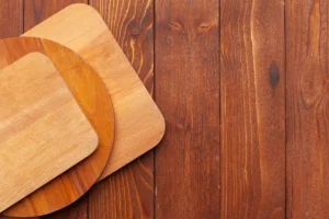 Voici quel bois choisir pour une planche à découper durable