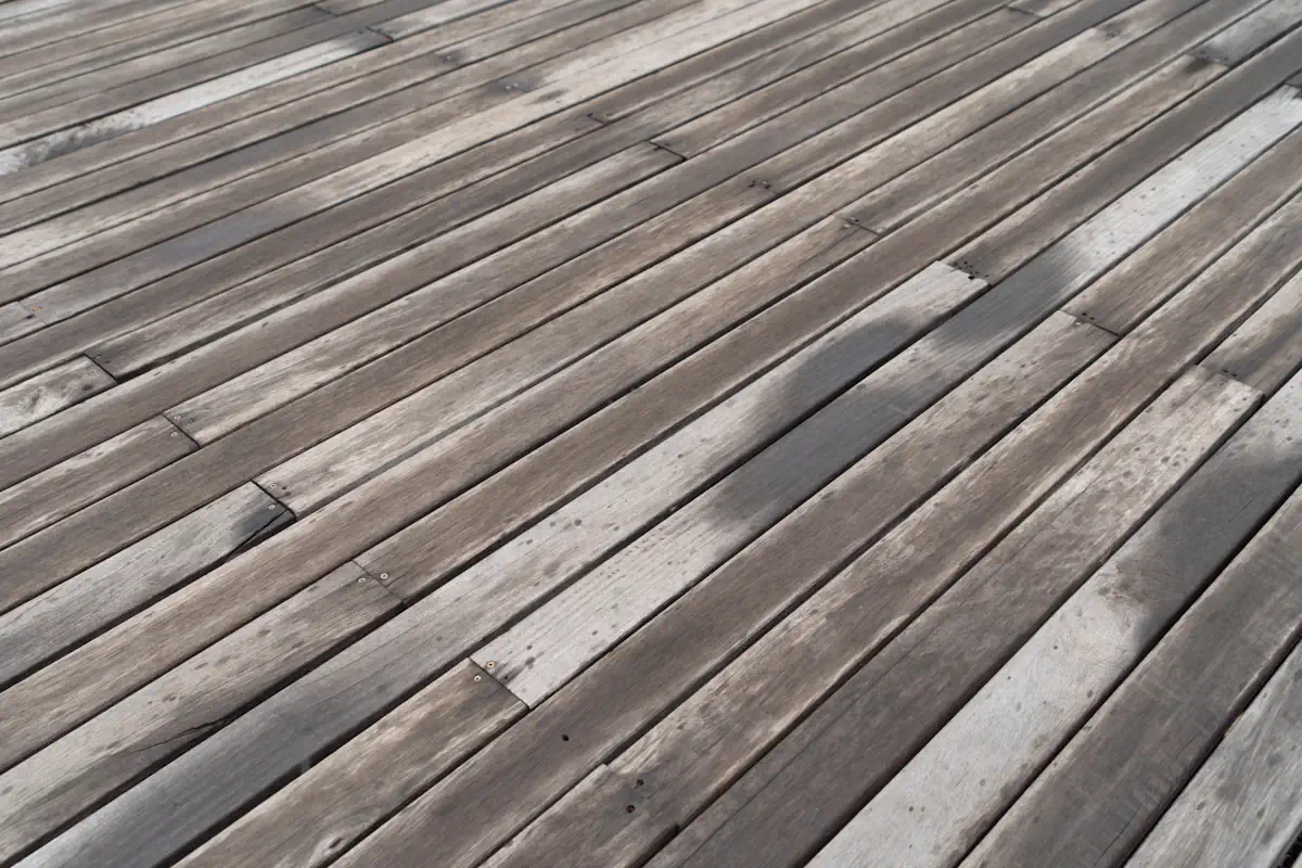 Terrasse en bois qui grisaille : les solutions pour la rénover