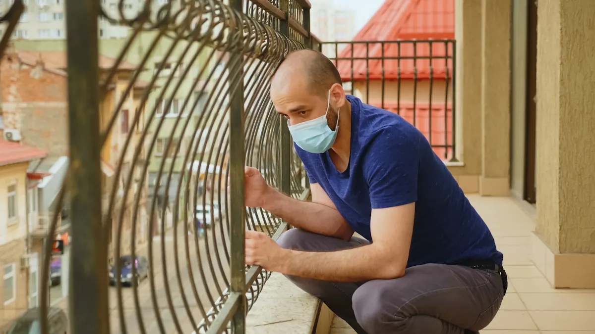Un homme qui vérifie les barreaux garde-corps de son balcon
