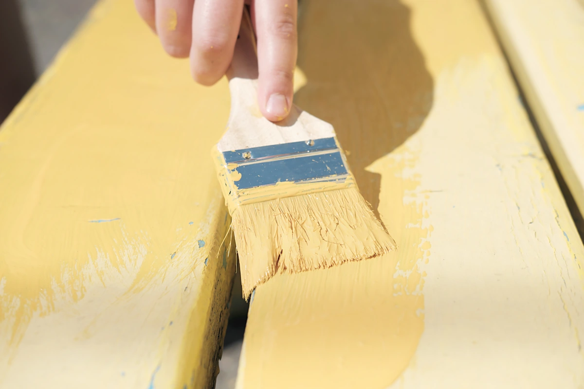Une personne qui applique une deuxième couche de peinture glycéro 