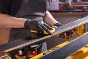 Un homme qui prépare des bandes résilientes