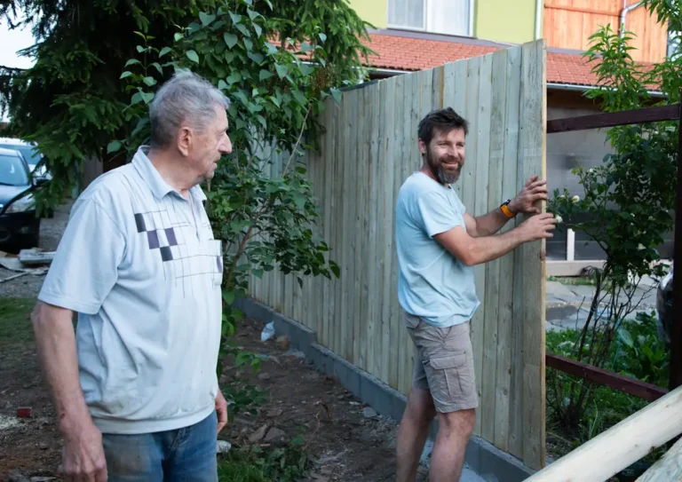 Deux hommes qui installe une brise vue sans prise au vent