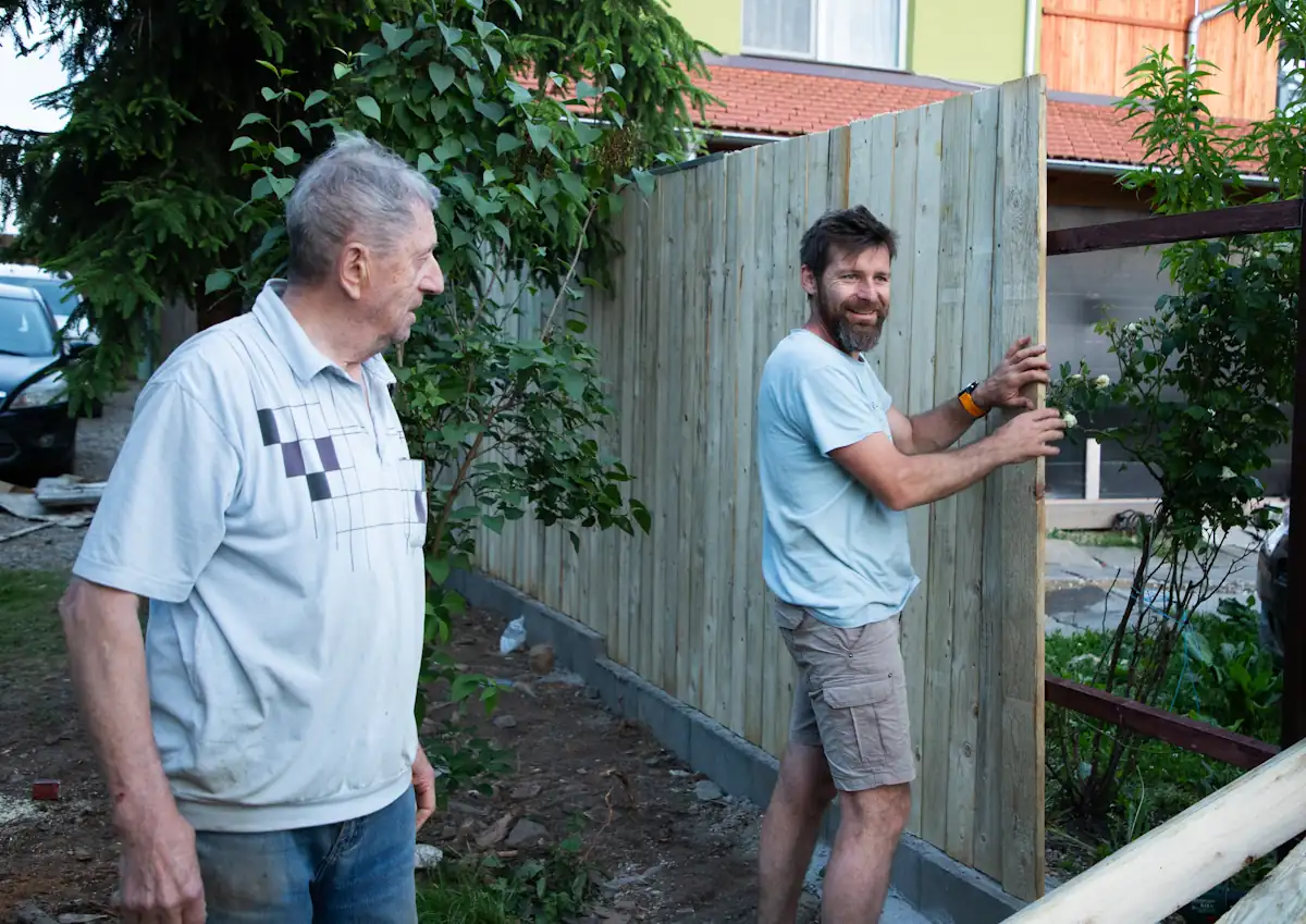 Deux hommes qui installe une brise vue sans prise au vent