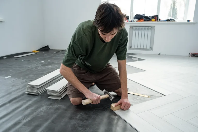 Une personne qui créer une chape flottante acoustique
