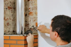 Un homme qui installe un conduit pour votre cheminée ou poêle