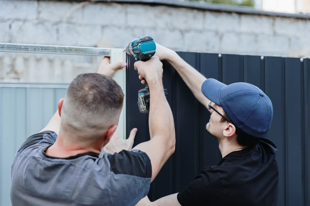 Deux personne qui installe une brise de vue