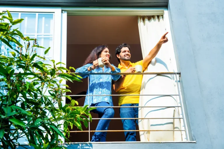 Un couple qui regarde par le balcon