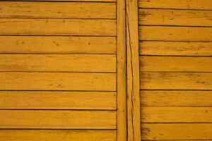 Plinthes en bois posées avec joints d'angle parfaits dans une pièce