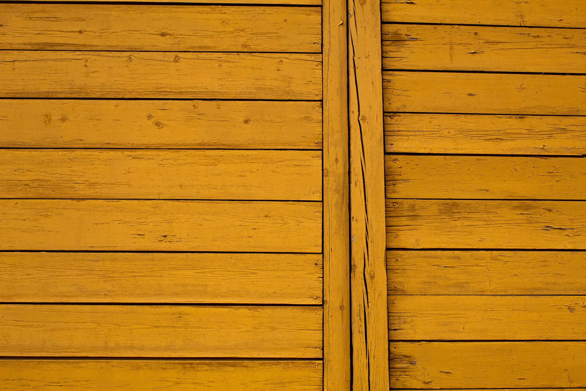 Plinthes en bois posées avec joints d'angle parfaits dans une pièce