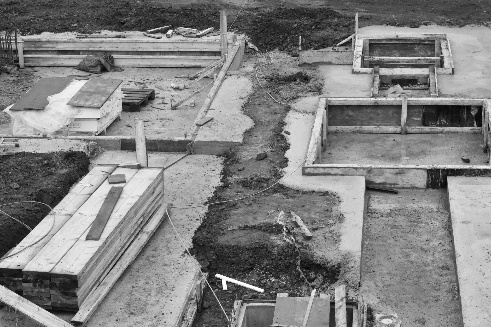 Sac de ciment et mélange de béton sur un chantier