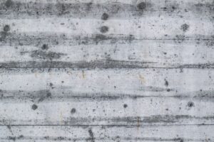 Dalle béton fraîchement coulée en train de sécher au soleil