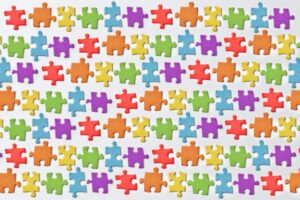 Puzzle coloré terminé prêt à être collé sur une planche en bois