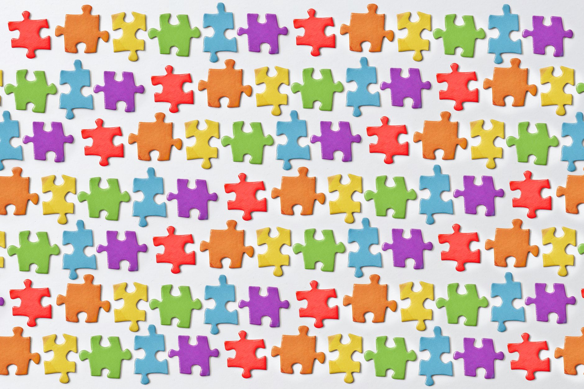 Puzzle coloré terminé prêt à être collé sur une planche en bois