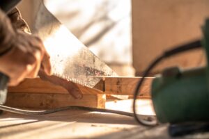 Boîte à onglets avec scie pour découpe de plinthe en bois