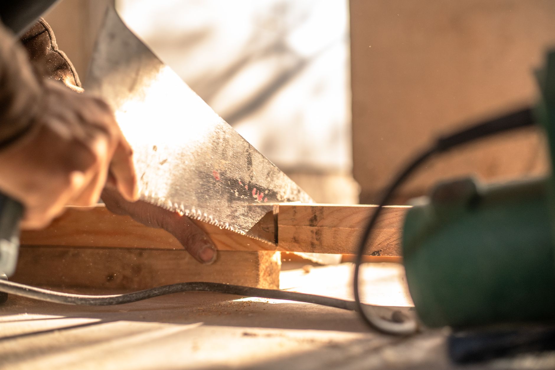 Boîte à onglets avec scie pour découpe de plinthe en bois