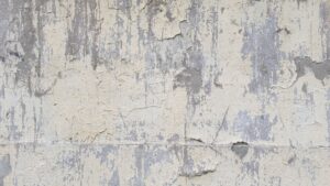 Pots de peinture blanche avec rouleau et pinceau de peintre