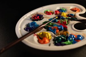 Mélange de peintures sur palette avec nuances de beige